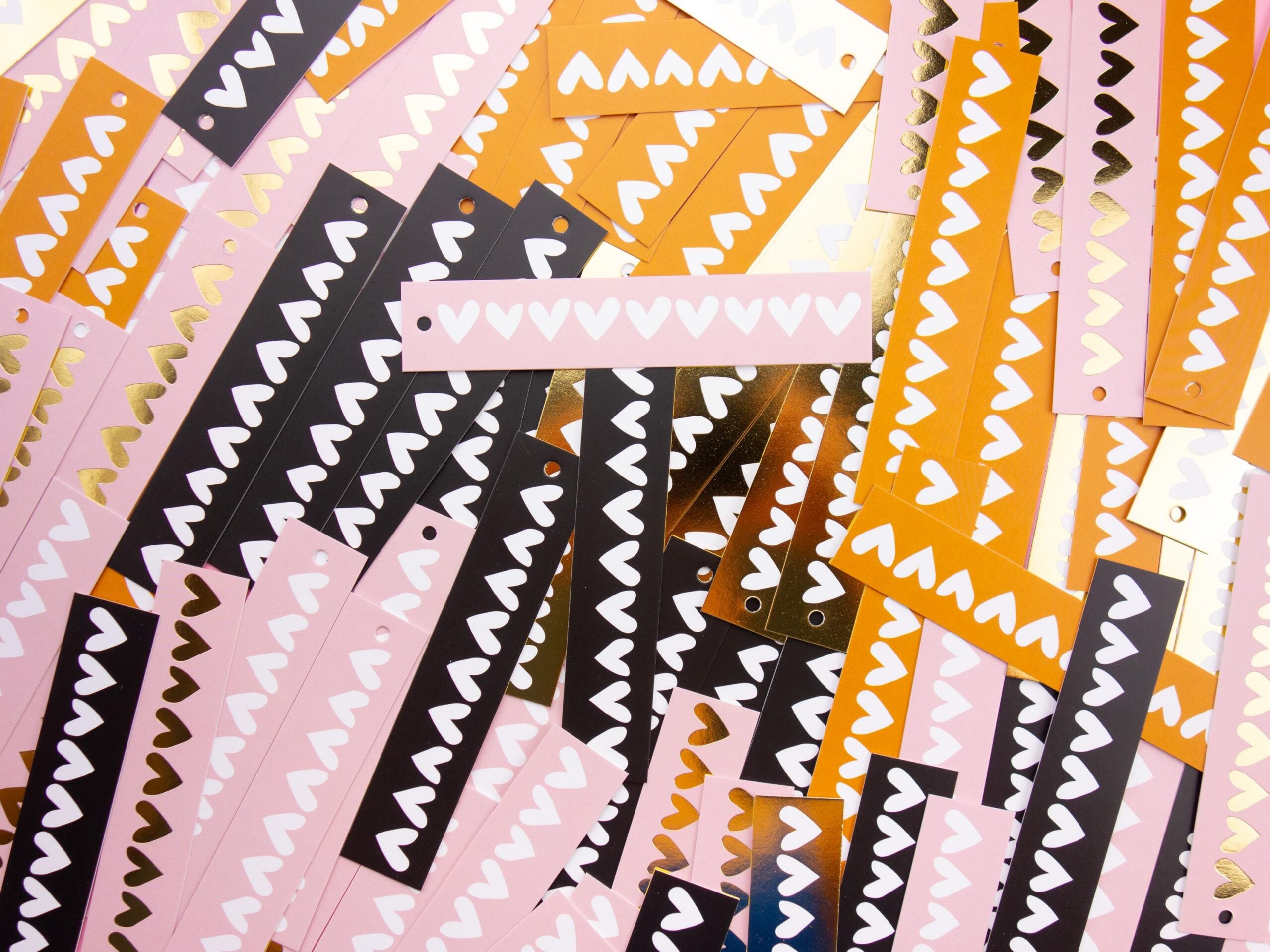 Geschenkanhänger Herzen (gold-weiß) – 5er Set inkl. Schnur – Bild 2