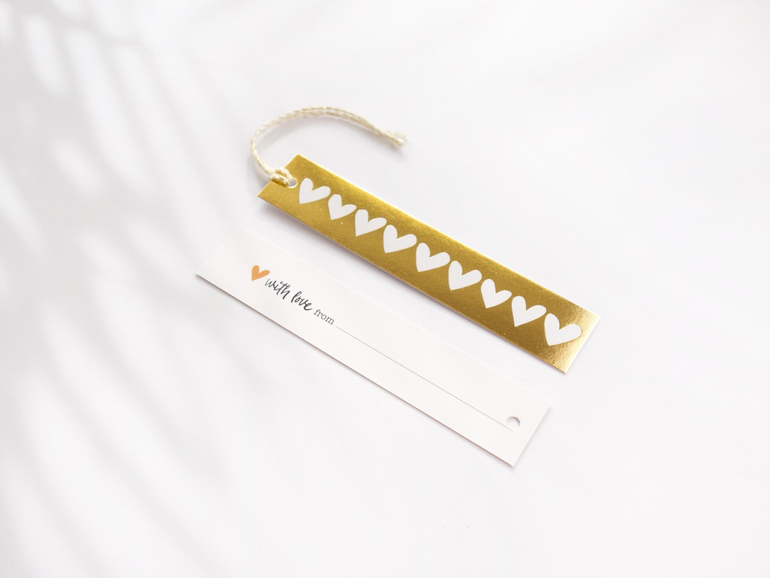 Geschenkanhänger Herzen (gold-weiß) – 5er Set inkl. Schnur