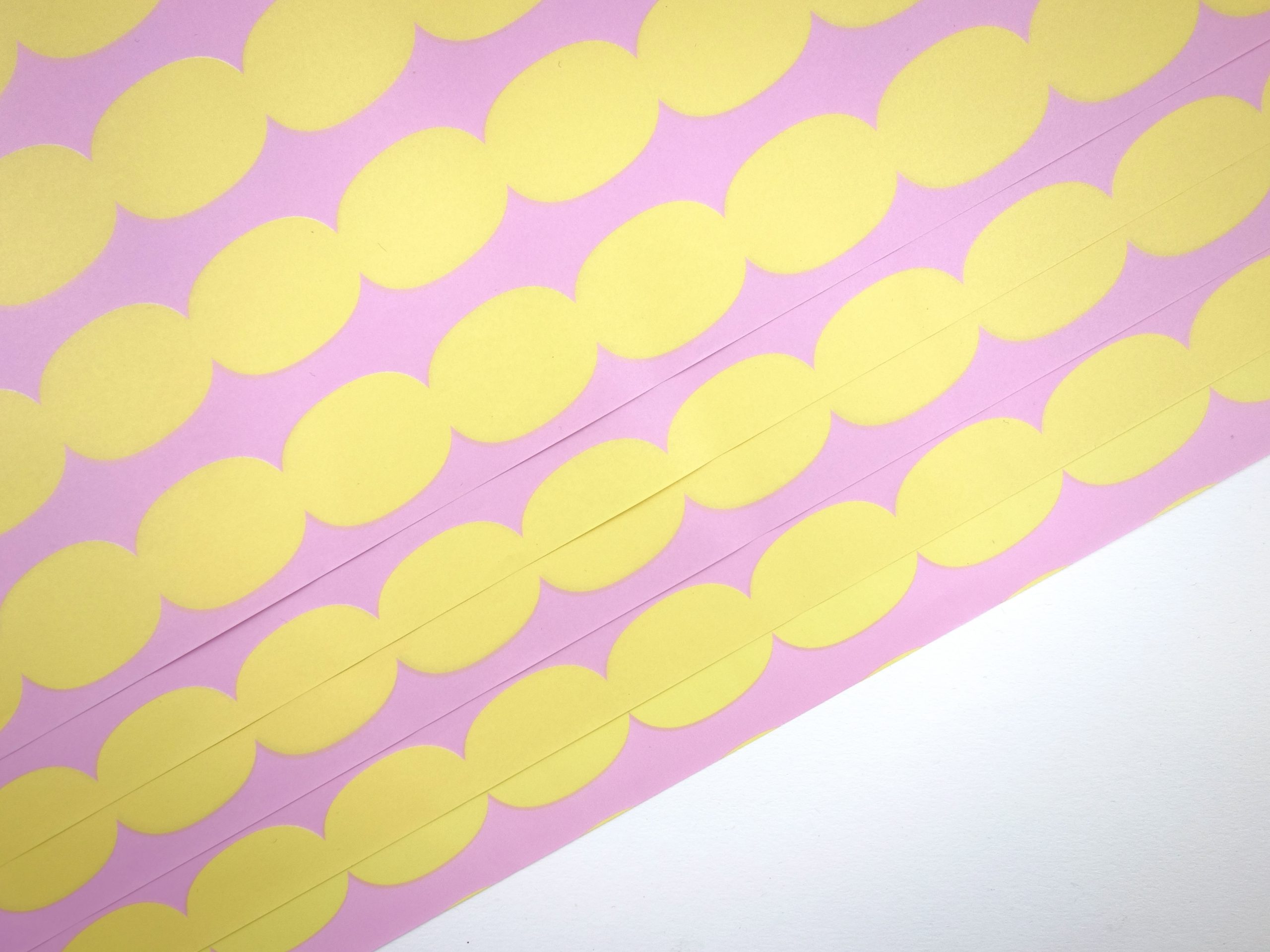 Seidenpapier Gelbe Punkte auf Fuchsia 50x70 cm – Bild 2