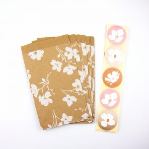 Set Kraftpapier mit Blumen